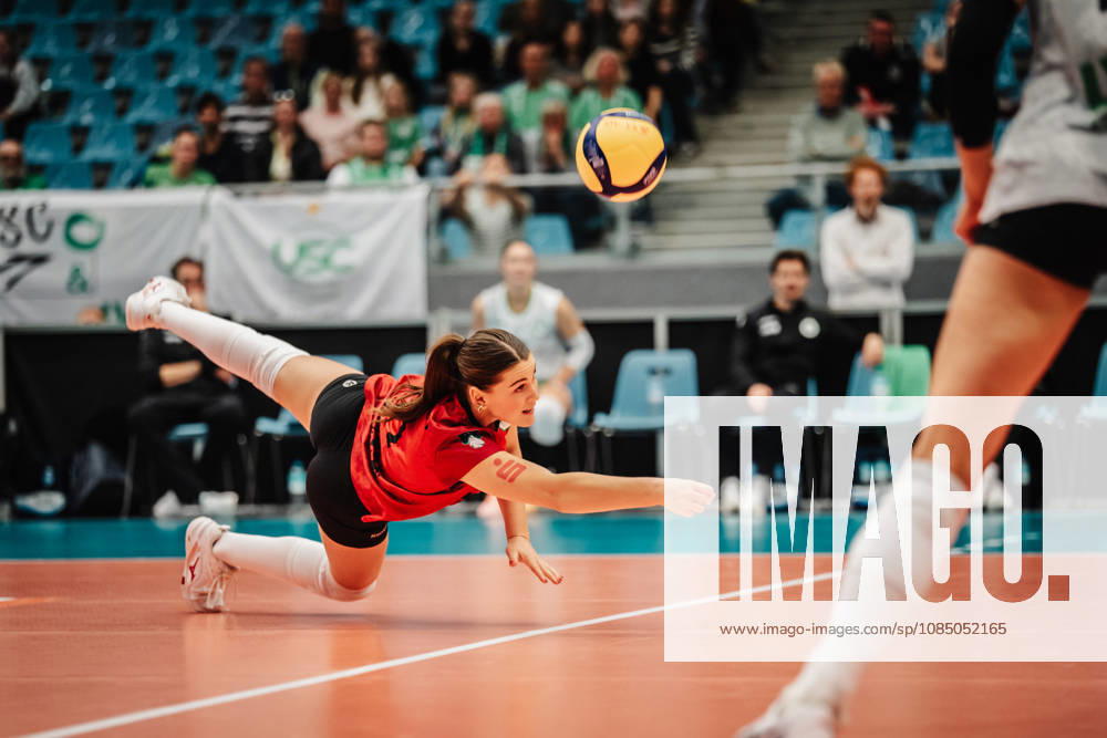 Women s Volleyball, 2026–2027 Season, DEKRA 1 Volleyball Bundesliga: ETV Hamburger Volksbank Volleys vs. USC Münster, October 25, 2026. Pippa Molenaar 1; USC Münster jumps for the ball at the Hamburg CU Arena, Hamburg, Germany