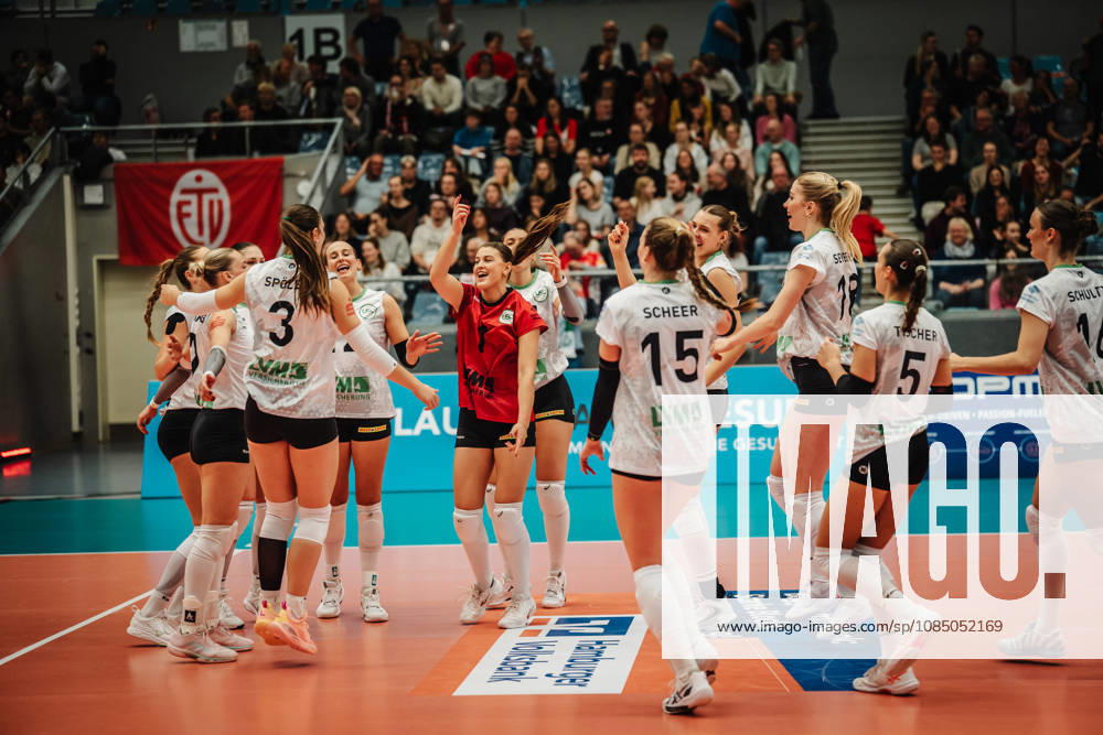 Women s Volleyball 2026–2027 Season, DEKRA 1 Volleyball Bundesliga: ETV Hamburger Volksbank Volleys vs. USC Münster, October 25, 2026. Münster celebrates after their victory over ETV; Pippa Molenaar 1 is in the center, USC Münster, Hamburg CU Arena, Hamburg, Germany