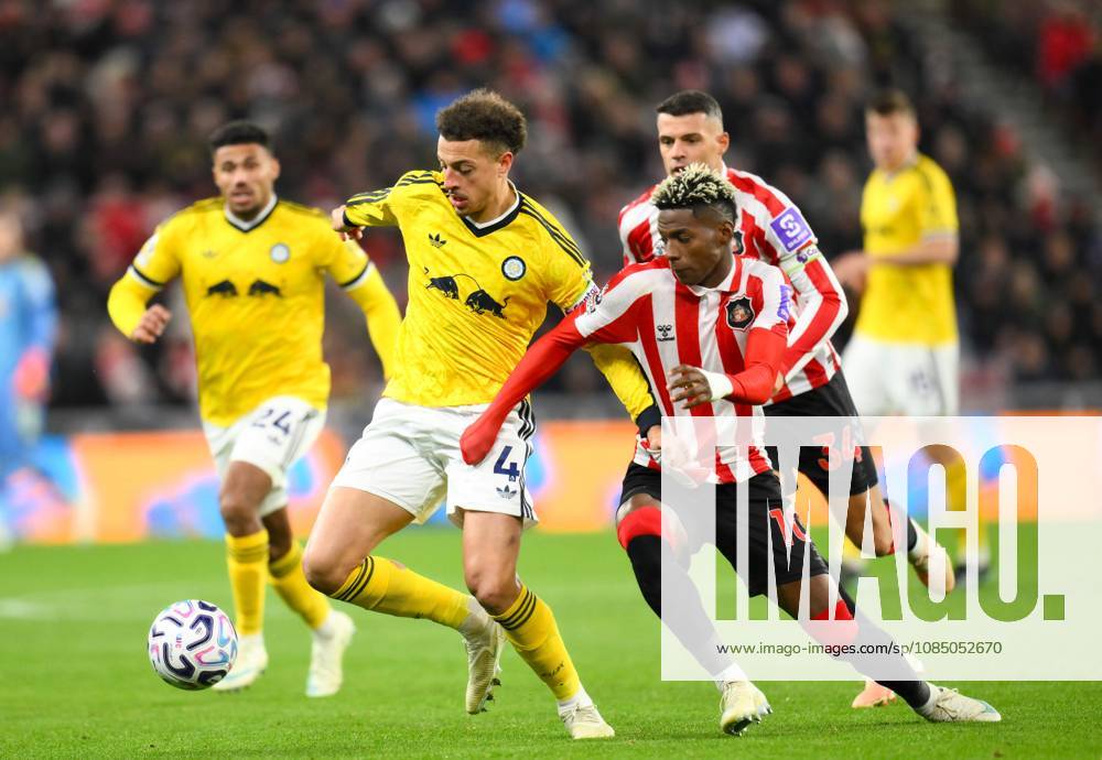 Ethan Ampadu of Leeds United (left) fends off Nilson Angulo of Sunderland Sunderland v Leeds United, Premier League, Football, Stadium of Light, Sunderland, Tyne & Wear, UK - 25 Oct 2026Sunderland Stadium of Light Tyne & Wear United Kingdom
