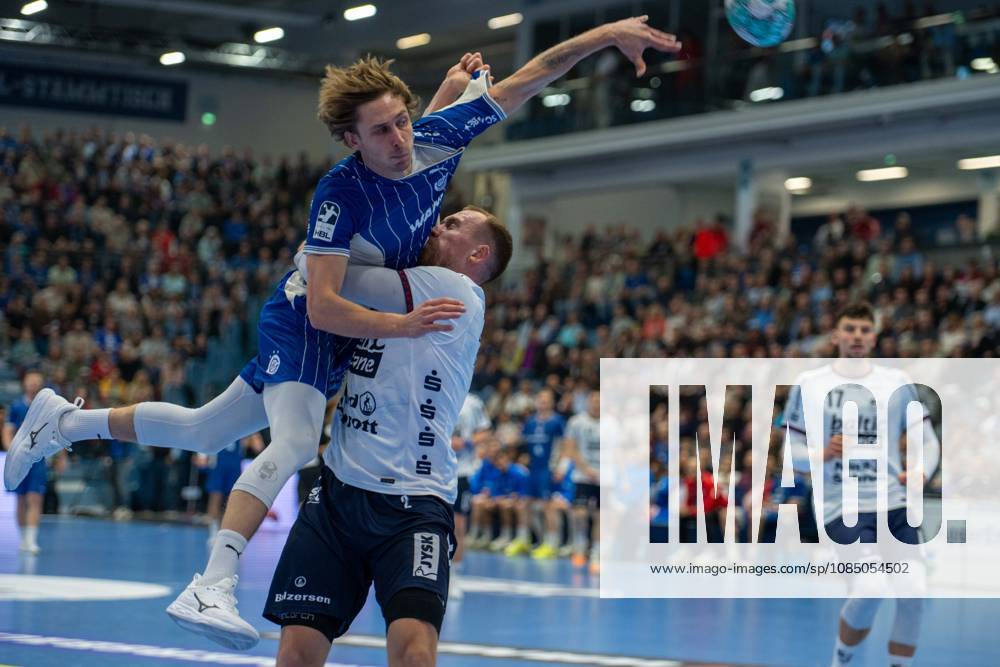 Mathis Haeseler, Wing, VfL Gummersbach 11, Simon Pytlick, Backcourt, SG Flensburg Handewitt 2, , VfL Gummersbach vs. SG Flensburg Handewitt, Opel Handball Bundesliga, Men, Matchday 10, October 25, 2026, Gummersbach, North Rhine-Westphalia, Germany