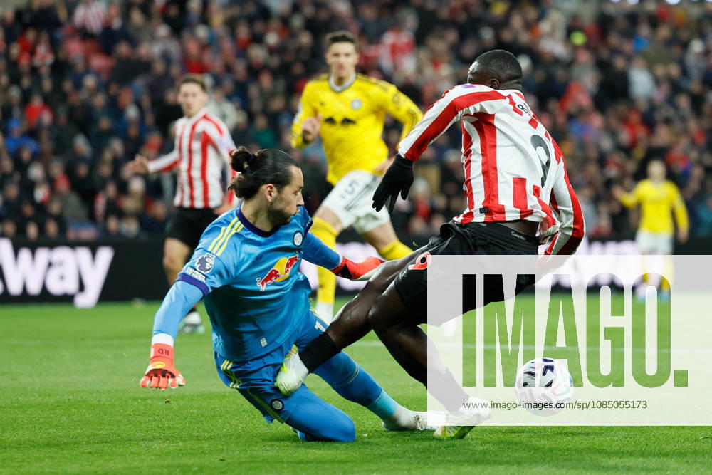 Sunderland v Leeds United - Premier League 2026 27 James Trafford, goalkeeper of Leeds United is kicked in a painfull possition by Brian Brobbey of Sunderland during the Premier League 2026 27 match between Sunderland and Leeds United at Stadium of Light on October 25, 2026 in Sunderland, England. WARNING! This Photograph May Only Be Used For Newspaper And Or Magazine Editorial Purposes. May Not Be Used For Publications Involving 1 player, 1 Club Or 1 Competition Without Written Authorisation From Football DataCo Ltd. For Any Queries, Please Contact Football DataCo Ltd on +44 (0) 207 864 9121 Sunderland Stadium of Light England United Kingdom