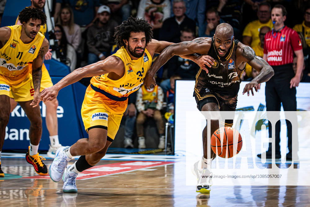 EasyCredit BBL Phoenix Hagen vs. Basketball Löwen Braunschweig, Hagen, October 25, 2026, Ischelandhalle, Hagen: Trenton Gibson 33, Phoenix Hagen, SG, and Sheldon Edwards 13, Basketball Löwen Braunschweig, SG, battling for the ball. easyCredit BBL Phoenix Hagen vs. Basketball Löwen Braunschweig, Hagen, October 25, 2026, Ischelandhalle, Hagen