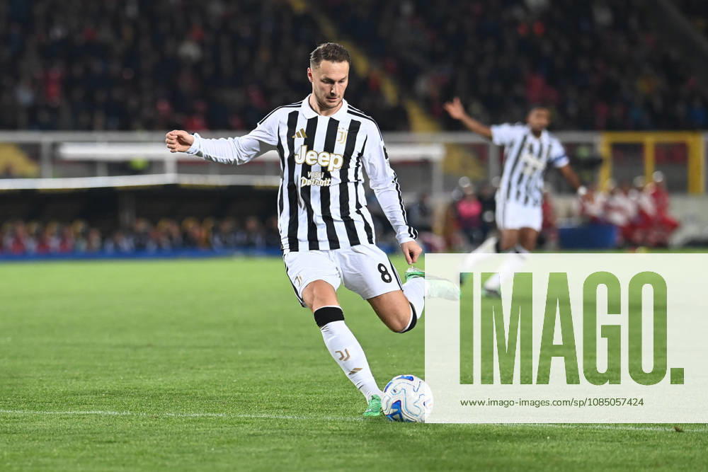 IPA90177102 - Teun Koopmeiners (Juventus FC) providing an assist during the US Lecce vs. Juventus FC Serie A soccer match in Lecce, Italy, on October 25, 2026