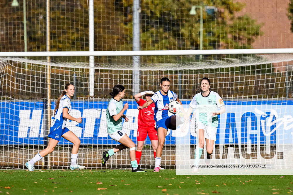 Soccer, Women s Bundesliga 2, 2026–2027, Matchday 10, Hertha BSC Berlin vs. SG 99 Andernach, Lotte Reimold; Hertha BSC has its back to the goal and receives the ball