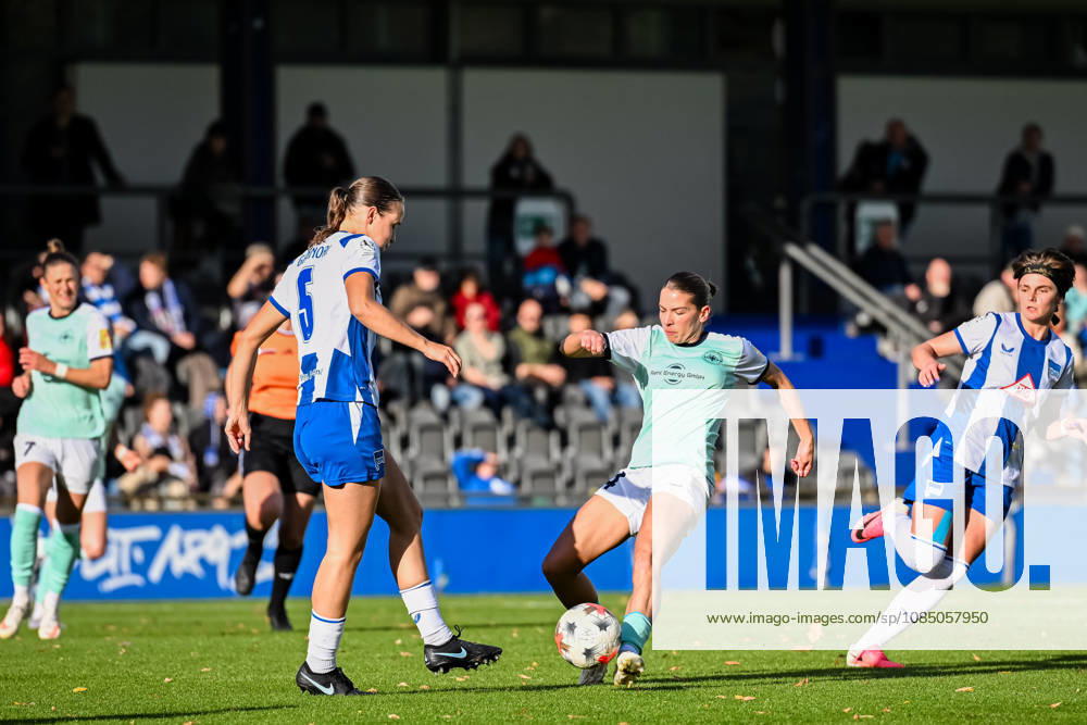 Soccer, Women s Bundesliga 2, 2026–2027, Matchday 10, Hertha BSC Berlin vs. SG 99 Andernach: Mia Trombin (14, Andernach) wins the ball from Nora Giannori (5, Hertha BSC)