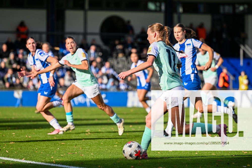 Soccer, Women s Bundesliga 2, 2026–2027, Matchday 10, Hertha BSC Berlin vs. SG 99 Andernach. Ina Keller of Andernach runs toward the opponent s goal with the ball at her feet.