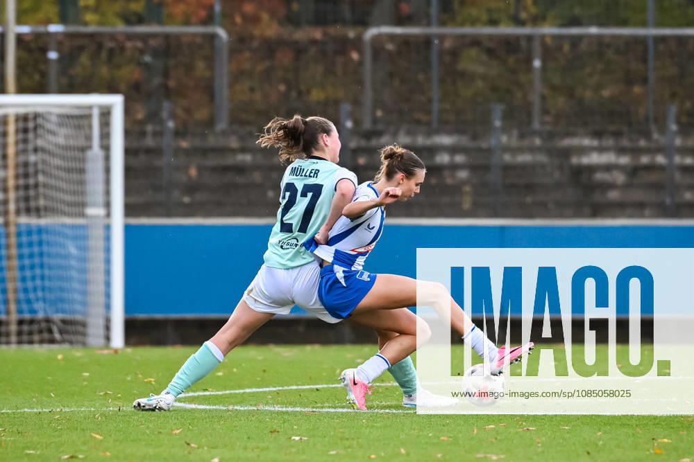 Soccer, Women s Bundesliga 2, 2026–2027, Matchday 10, Hertha BSC Berlin vs. SG 99 Andernach; Malou Müller (27, Andernach) holds Lotte Reimold (Hertha BSC) by her jersey