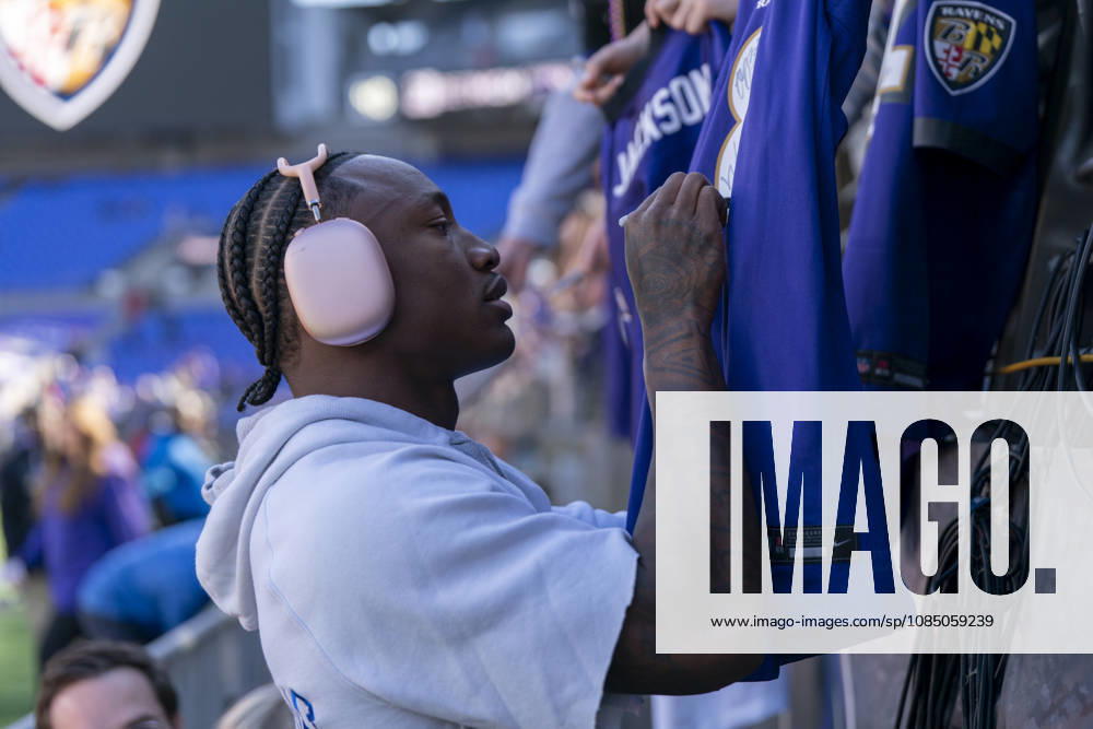 BALTIMORE, MD - OCTOBER 25: Zay Flowers 4 of the Baltimore Ravens signs a Baltimore Ravens jersey before an NFL, American Football Herren, USA football game between the Baltimore Ravens and the Cincinnati Bengals at M&T Bank Stadium on October 25, 2026 in Baltimore, Maryland. (Photo by Ben Hsu Icon Sportswire) NFL: OCT 25 Bengals at Ravens Icon224261025006