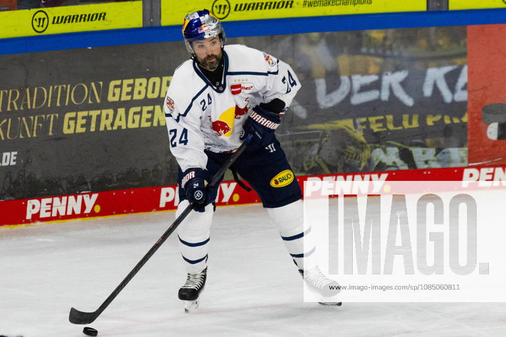 PENNY DEL 2026–2027, Game 12: Krefeld Penguins vs. EHC Red Bull Munich. Pictured: Ryan Murphy (RBM) with the puck at YAYLA ARENA, North Rhine-Westphalia