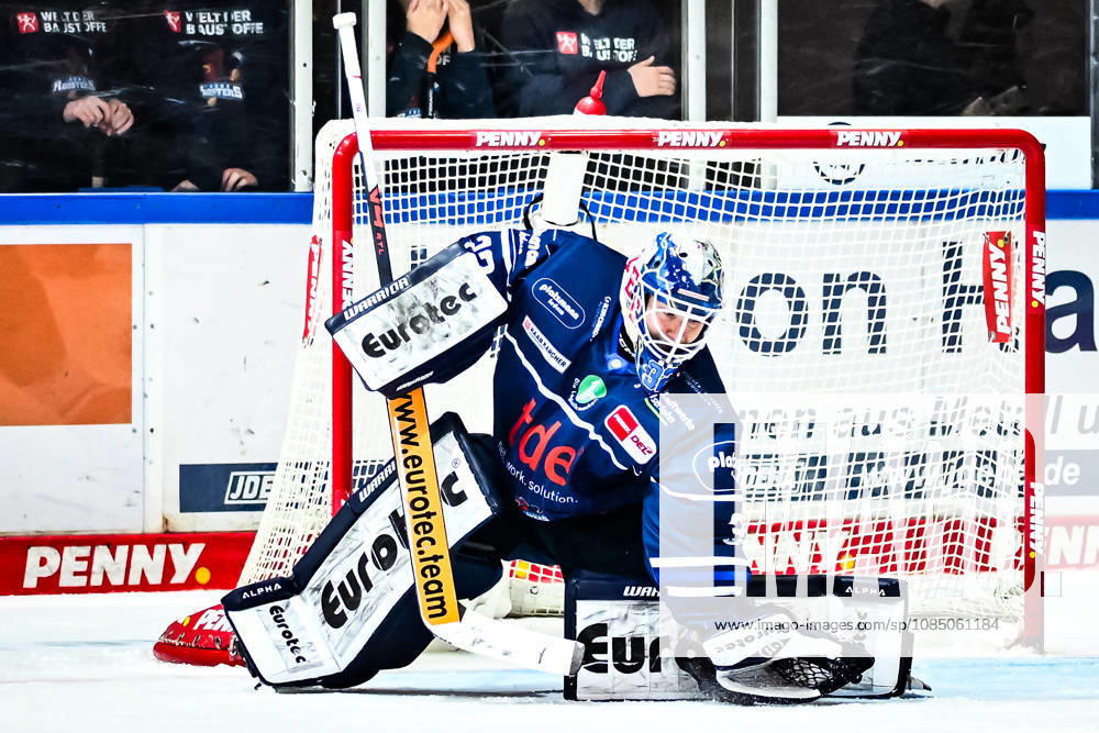 Hendrik Hane of the Iserlohn Roosters, 32, holds the puck, GER, Iserlohn Roosters vs. Nuremberg Ice Tigers, ice hockey, Penny DEL, Matchday 12, 2026–2027 season, October 25, 2026, GER, Iserlohn Roosters vs. Nuremberg Ice Tigers, Ice Hockey, Penny DEL, Matchday 12, 2026–2027 Season, October 25, 2026, Iserlohn