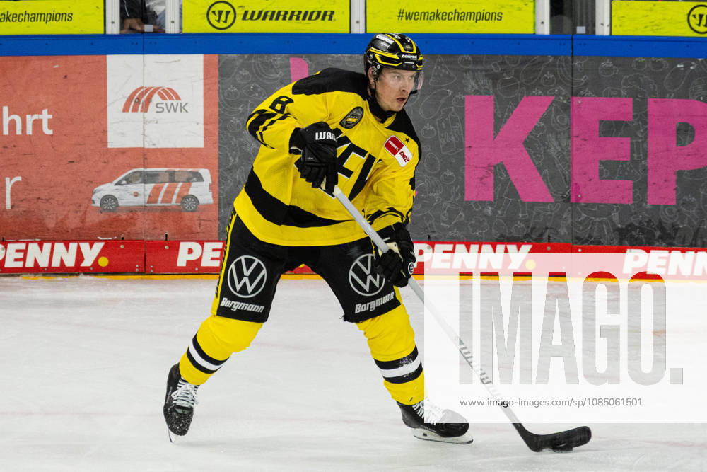 PENNY DEL 2026–2027, Game 12: Krefeld Penguins vs. EHC Red Bull Munich. Pictured: Max Gildon (KEV) with the puck at YAYLA ARENA, North Rhine-Westphalia