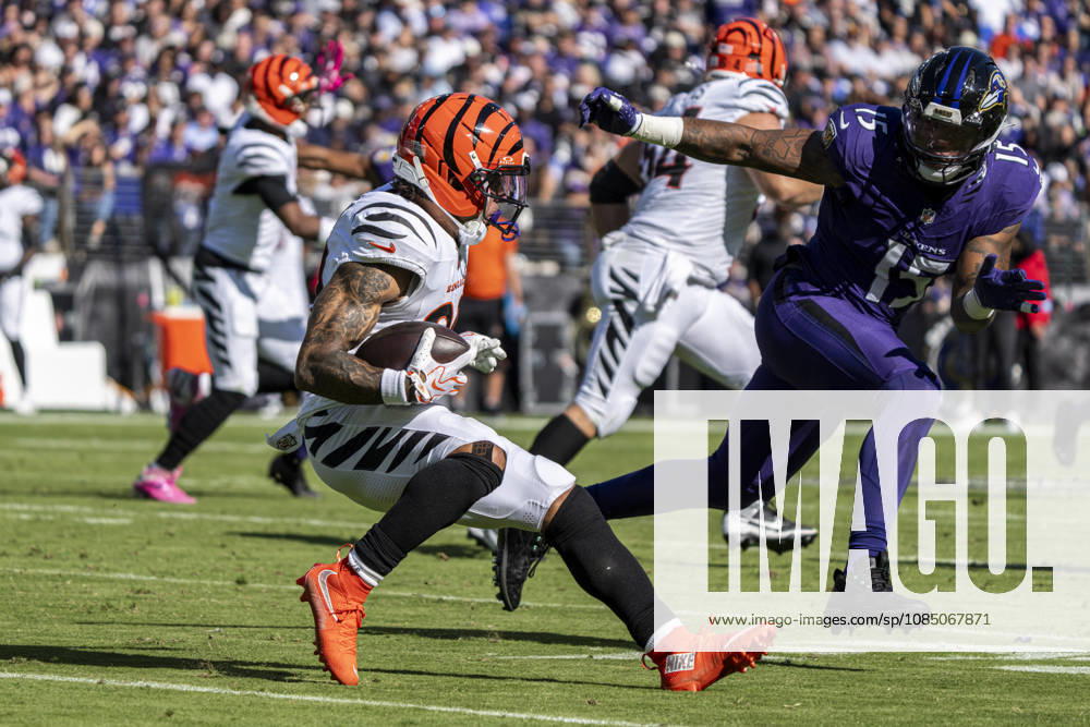 BALTIMORE, MD - OCTOBER 25: Chase Brown 30 of the Cincinnati Bengals jukes out Mike Green 15 of the Baltimore Ravens during an NFL, American Football Herren, USA football game between the Baltimore Ravens and the Cincinnati Bengals at M&T Bank Stadium on October 25, 2026 in Baltimore, Maryland. (Photo by Ben Hsu Icon Sportswire) NFL: OCT 25 Bengals at Ravens Icon224261025026