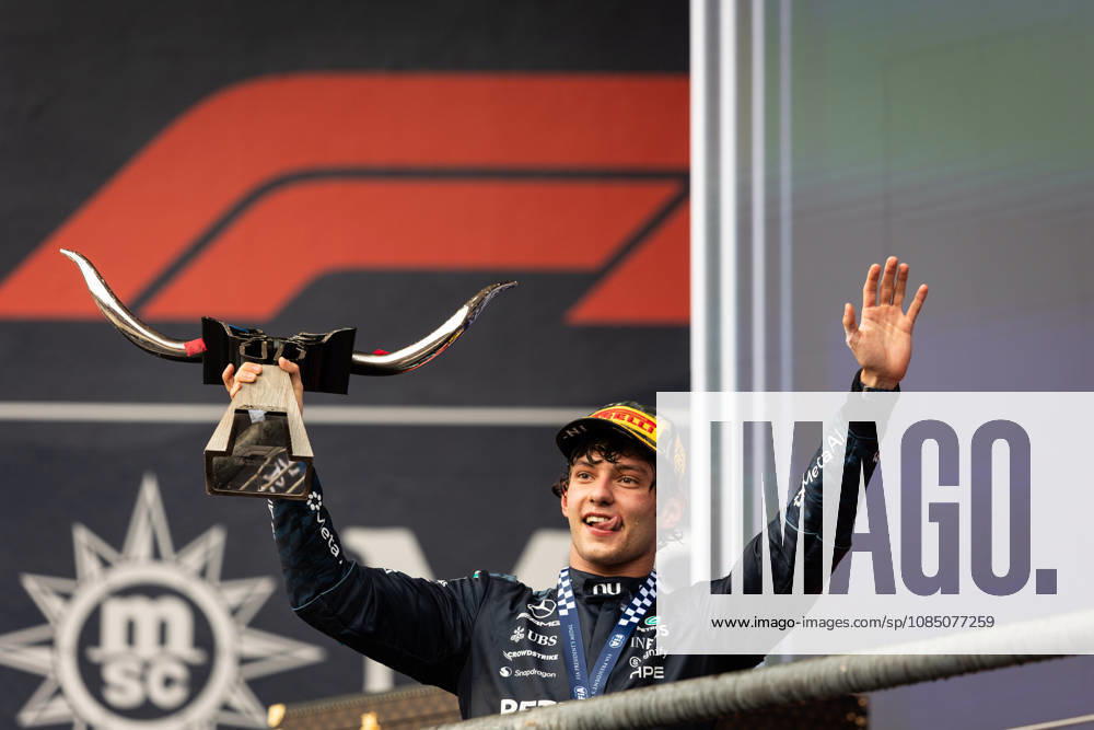 F1 - UNITED STATES GRAND PRIX 2026 KIMI ANTONELLI Andrea (ita), Mercedes AMG F1 Team W16, portrait, celebration during the 2026 Formula 1 United States Grand Prix, 18th round of the 2026 Formula One World Championship, WM, Weltmeisterschaft from October 23 to 25, 2026 on the Circuit of the America, in Austin, Texas, United States of America - AustinUnited States