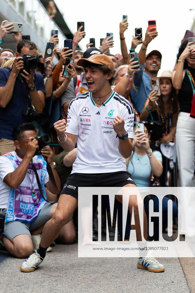 F1 - UNITED STATES GRAND PRIX 2026 KIMI ANTONELLI Andrea (ita), Mercedes AMG F1 Team W16, portrait, team celebration during the 2026 Formula 1 United States Grand Prix, 18th round of the 2026 Formula One World Championship, WM, Weltmeisterschaft from October 23 to 25, 2026 on the Circuit of the America, in Austin, Texas, United States of America - AustinUnited States