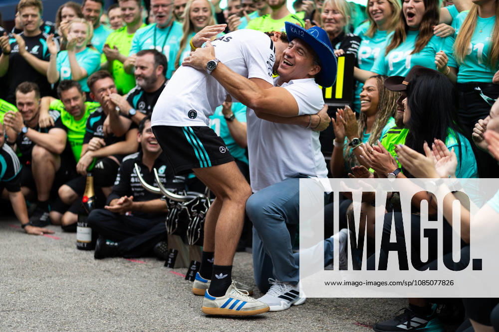 F1 - UNITED STATES GRAND PRIX 2026 KIMI ANTONELLI Andrea (ita), Mercedes AMG F1 Team W16, portrait, ANTONELLI Marco, father of Kimi Antonelli Mercedes AMG F1 Team W16, portrait, team celebration during the 2026 Formula 1 United States Grand Prix, 18th round of the 2026 Formula One World Championship, WM, Weltmeisterschaft from October 23 to 25, 2026 on the Circuit of the America, in Austin, Texas, United States of America - AustinUnited States