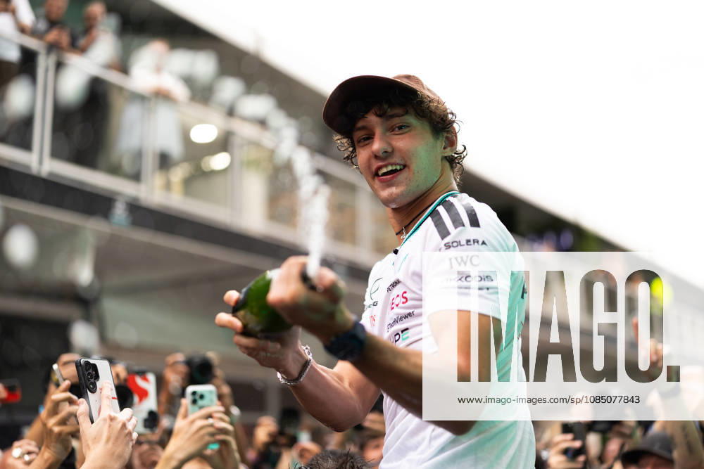 F1 - UNITED STATES GRAND PRIX 2026 KIMI ANTONELLI Andrea (ita), Mercedes AMG F1 Team W16, portrait, team celebration during the 2026 Formula 1 United States Grand Prix, 18th round of the 2026 Formula One World Championship, WM, Weltmeisterschaft from October 23 to 25, 2026 on the Circuit of the America, in Austin, Texas, United States of America - AustinUnited States