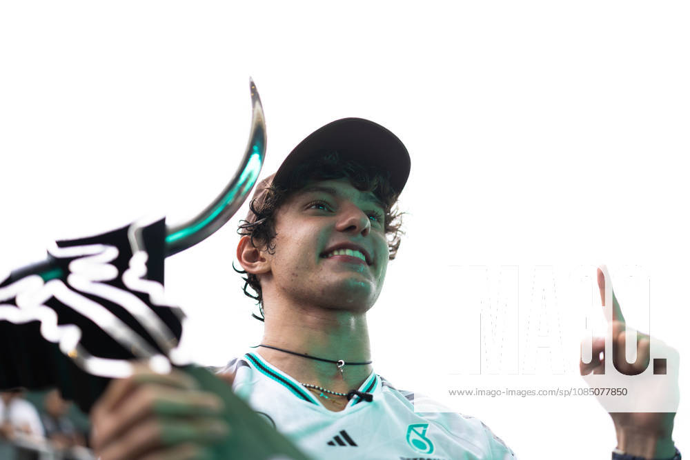F1 - UNITED STATES GRAND PRIX 2026 KIMI ANTONELLI Andrea (ita), Mercedes AMG F1 Team W16, portrait, team celebration during the 2026 Formula 1 United States Grand Prix, 18th round of the 2026 Formula One World Championship, WM, Weltmeisterschaft from October 23 to 25, 2026 on the Circuit of the America, in Austin, Texas, United States of America - AustinUnited States