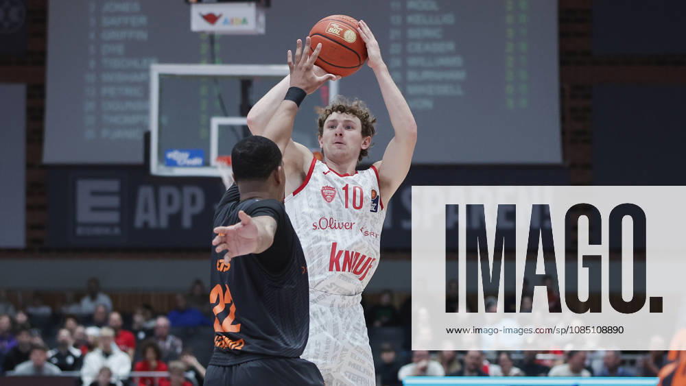 Pictured from left: Nighael Ceaser of the NINERS Chemnitz, 22, against Calvin Wishart of the Würzburg Baskets, 10, on a three-point shot, 26 10 2026,Fitness First Würzburg Baskets vs. NINERS Chemnitz, easyCredit BBL, Matchday 6, Germany, 97072, tectake Arena Würzburg,