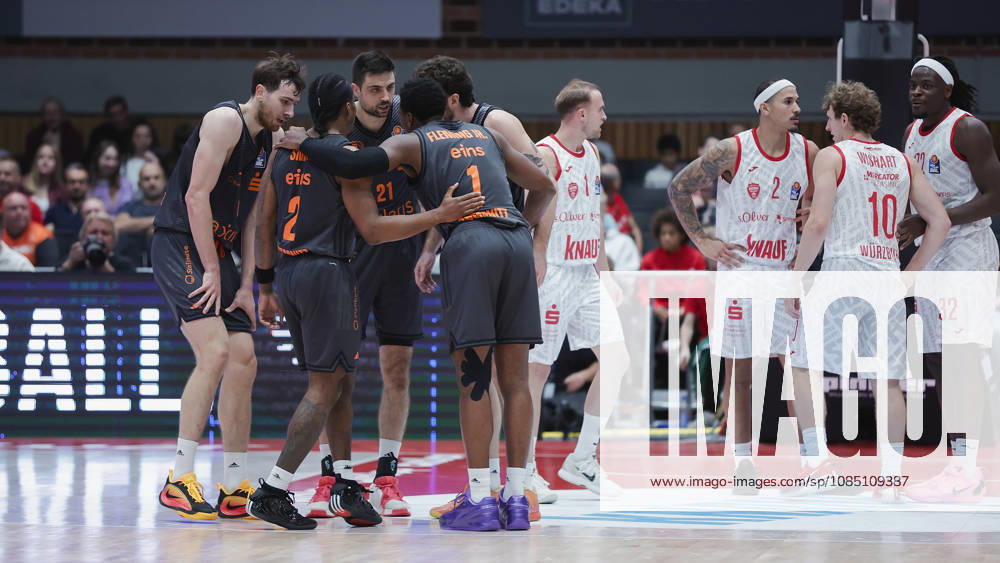 Pictured from left: the NINERS Five and the Würzburg Five are discussing the game on October 26, 2026,Fitness First Würzburg Baskets vs. NINERS Chemnitz, easyCredit BBL, Matchday 6, Germany, 97072, tectake Arena Würzburg,