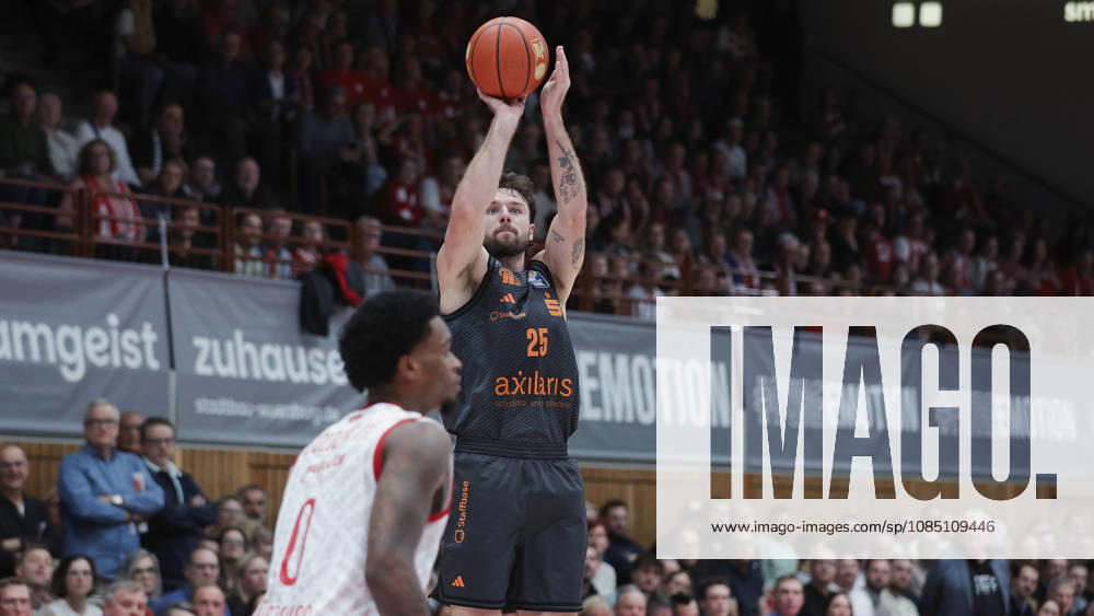Pictured from left: Eddie Colbert III of the Würzburg Baskets, No. 0, and Ben Burnham of the NINERS Chemnitz, No. 25, making a three-pointer on October 26, 2026,Fitness First Würzburg Baskets vs. NINERS Chemnitz, easyCredit BBL, Matchday 6, Germany, 97072, tectake Arena Würzburg,