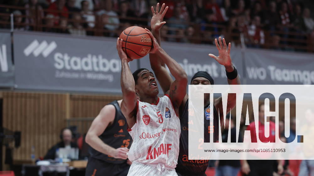 Pictured from left: Kenny Dye of the Würzburg Baskets (No. 5, with the ball) against Stefan Smith of the NINERS Chemnitz (No. 2), October 26, 2026,Fitness First Würzburg Baskets vs. NINERS Chemnitz, easyCredit BBL, Matchday 6, Germany, 97072, tectake Arena Würzburg,