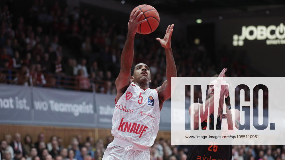 Pictured from left: Kenny Dye of the Würzburg Baskets, No. 5, making a layup against Ben Burnham of the NINERS Chemnitz, 25 26 10 2026,Fitness First Würzburg Baskets vs. NINERS Chemnitz, easyCredit BBL, Matchday 6, Germany, 97072, tectake Arena Würzburg,