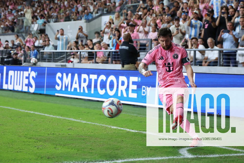 MIAMI, FL - OCTOBER 28: Inter Miami CF forward Leo Messi (10) sends in a corner kick in the first half during the MLS, Fussball Herren, USA match between FC Cincinnati and Inter Miami CF on Wednesday, October 28, 2026 at Nu Stadium in Miami, FL (Photo by Peter Joneleit Icon Sportswire) SOCCER: OCT 28 MLS Inter Miami CF vs FC Cincinnati Icon2601028014