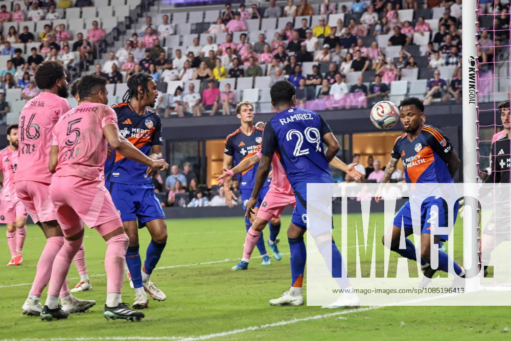 FC Cincinnati defender Alvas Powell (2) clears a shot from Inter Miami CF defender Micael Dos Santos (16) during a 2026 MLS, Fussball Herren, USA soccer match between Inter Miami CF and FC Cincinnati. Miami USA - ZUMAa257 20261028_zsp_a257_016