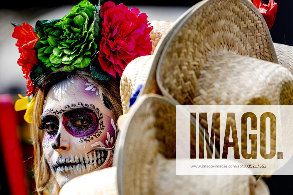 MEXICO CITY: Typical Mexican women celebrating the Day of the Dead during the Formula 1 race in Mexico at the Autódromo Hermanos Rodríguez on October 29, 2026, in Mexico City, Mexico. Photo by DeFodi Images