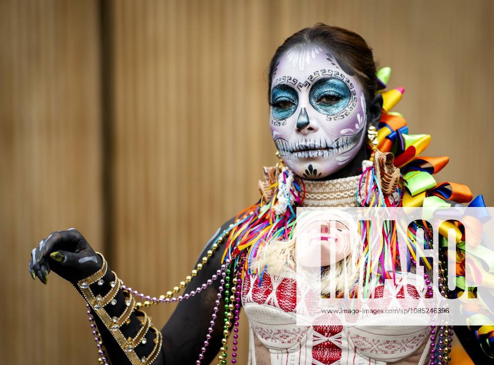 MEXICO - A woman dressed as a Catrina for the Day of the Dead ahead of the first free practice session at the Autodromo Hermanos Rodriguez in the run-up to the Mexican Grand Prix. SEM VAN DER WAL ANP ANPxSportx IVx 574116367 originalFilename: 574116367