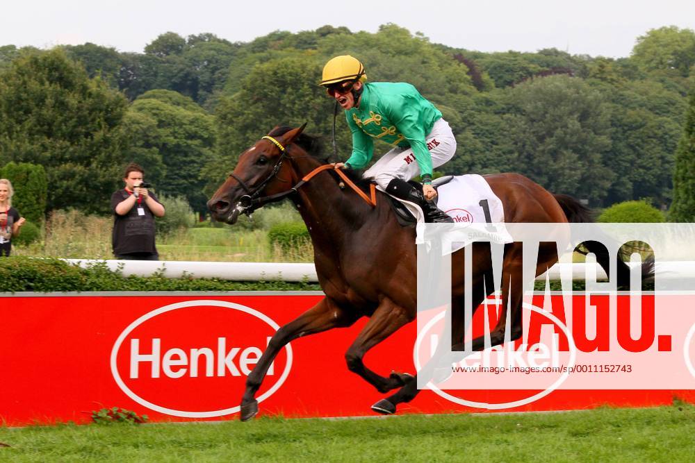 Düsseldorf, Nordrhein-Westfalen, GER - Salomina mit Filip Minarik gewinnt den Preis der Diana. Galopprennbahn Düsseldorf-Grafenberg. (Pferd, Jockey, Salomina, Minarik, Sieg, Ziel, Zielankunft, Düsseldorf) 940S050812DUESSELDORF