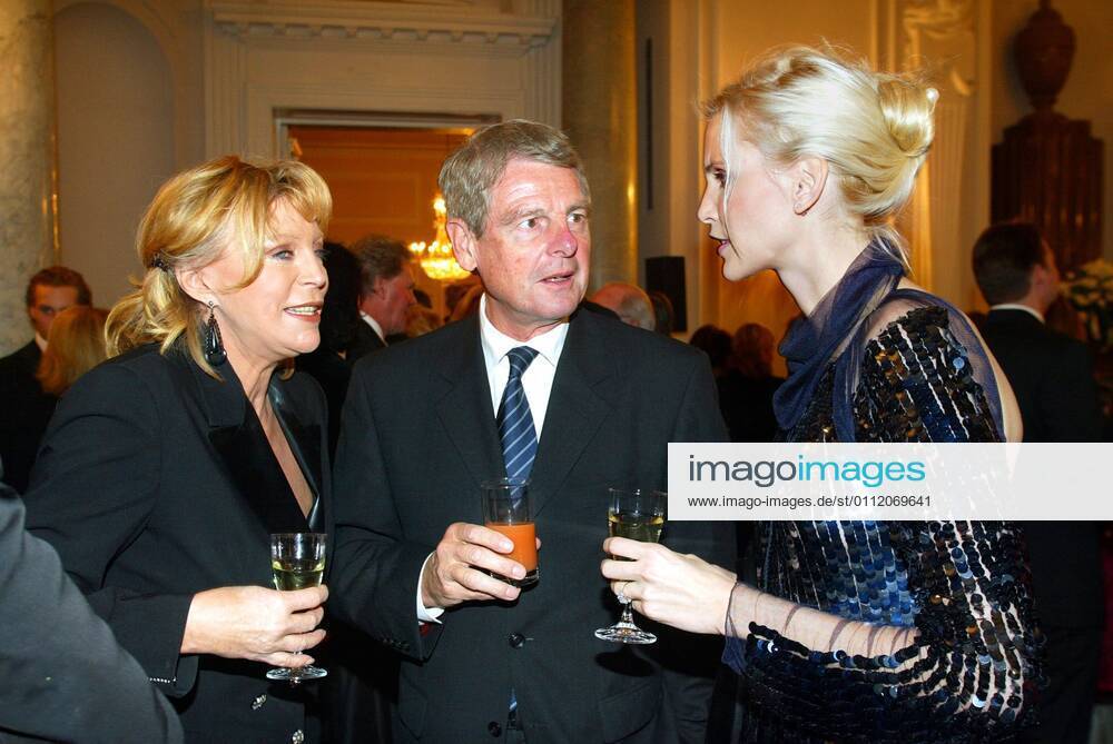 Auction Copyright IMAGO Herrmann Theme Benefit evening with auction and gala dinner for the benefit of the Chaim Sheba Medical Center in Tel Aviv at Bellevue Palace in Berlin on 27 Nov 2002 500,000 euros were raised for the hospital With Evelyn and Klaus Bresser with Nadja Auermann
