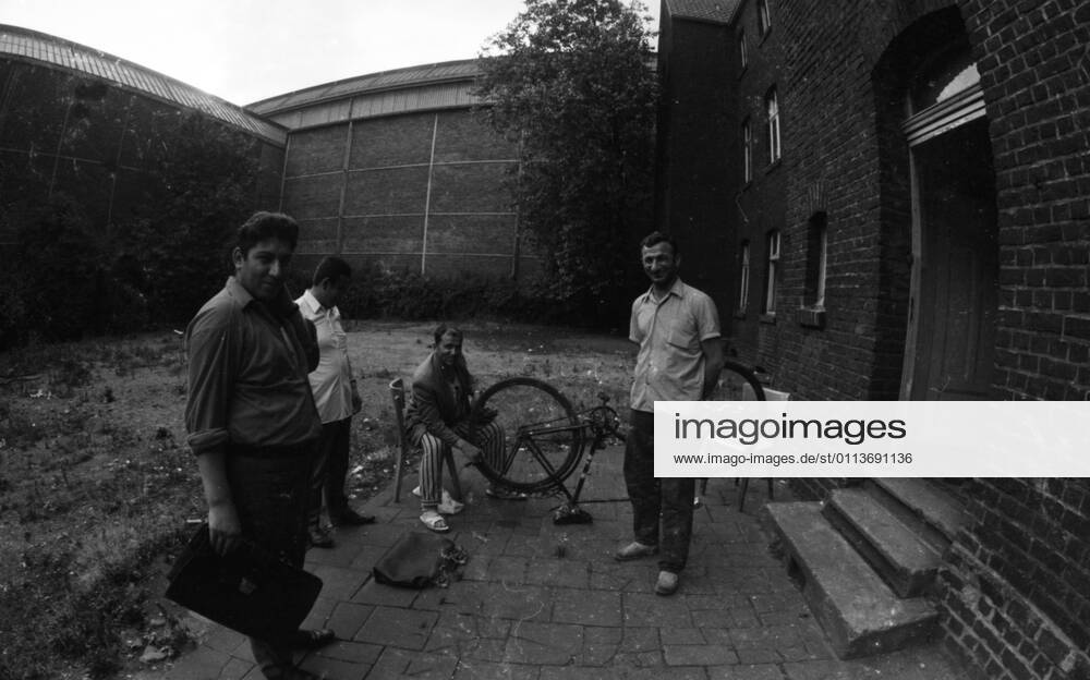 Usurious rents for Turkish immigrant workers 1968 DEU, Germany, Duesseldorf The report in a daily newspaper in Dusseldorf in 1968 about rent seeking by Turkish immigrant workers aroused the pastor of the Protestant church, so that he called his congregation to
