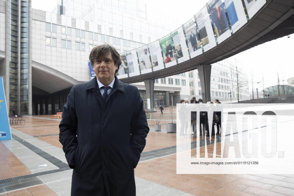 The former president of the Generalitat, Carles Puigdemont, in front of the European Parliament, in Brussels (Belgium), on 9 March 2021. The plenary of the European Parliament has approved today to accept the request sent by the Supreme Court by which the parliamentary immunity of the former President of the Generalitat Carles Puigdemont will be suspended so that he can be tried in Spain for his role in the procàs . MEPs have also approved lifting the immunity of the other two representatives of JxCAT, the exconsellers Toni Comin and Clara Ponsati, who are also claimed by the Supreme Court. This decision, however, does not imply an automatic extradition but will serve to reactivate the processes opened in a court in Belgium, in the case