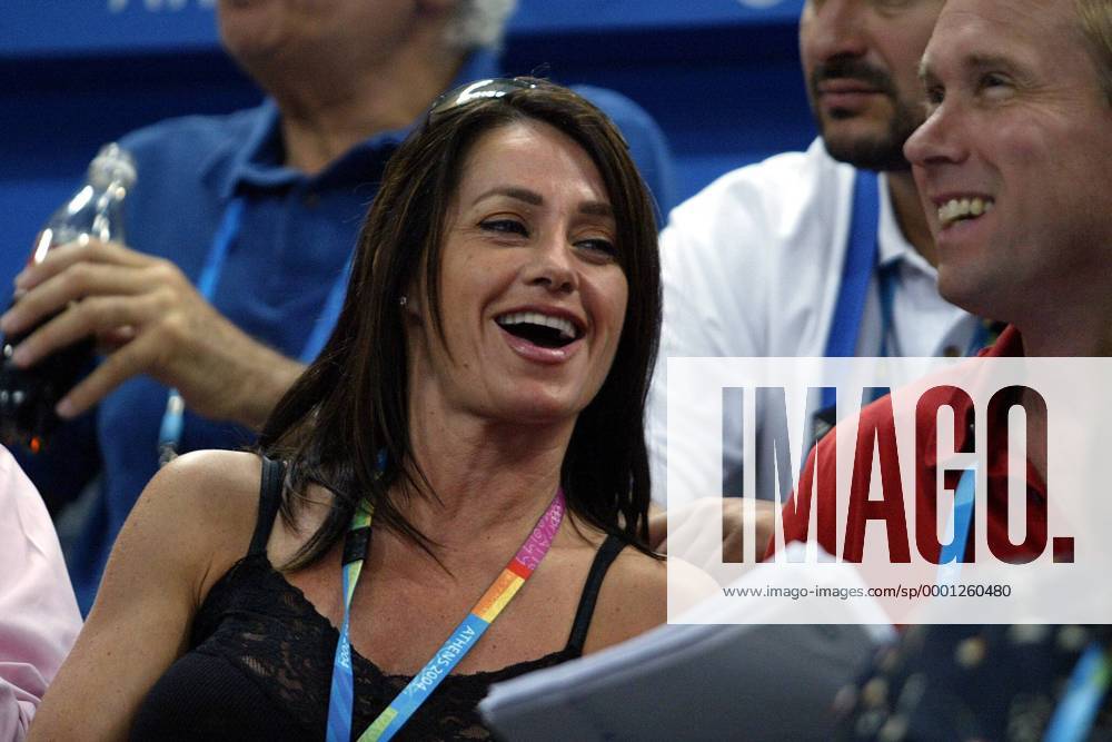 Turnlegende Nadia Comaneci (Rumänien) verfolgt die Turnwettkämpfe der Olympischen Spiele 2004 von Athen mit ihrem Ehemann Bart Conner Turnen OS Sommer Damen Olympische Sommerspiele Athen 2004, Olympia, Olympiade, Spiele, Kunstturnen, Geräteturnen, Vdig Gruppe Maroussi Freude,