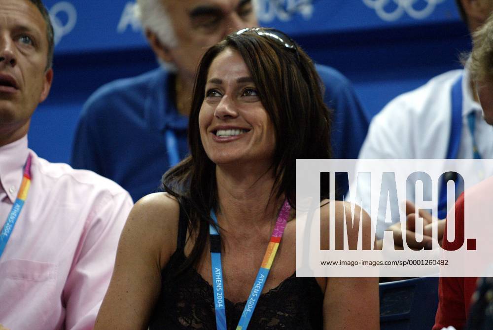 Turnlegende Nadia Comaneci (Rumänien) verfolgt die Turnwettkämpfe der Olympischen Spiele 2004 von Athen Turnen OS Sommer Damen Olympische Sommerspiele Athen 2004, Olympia, Olympiade, Spiele, Kunstturnen, Geräteturnen, Vdig Einzelbild Maroussi Freude,