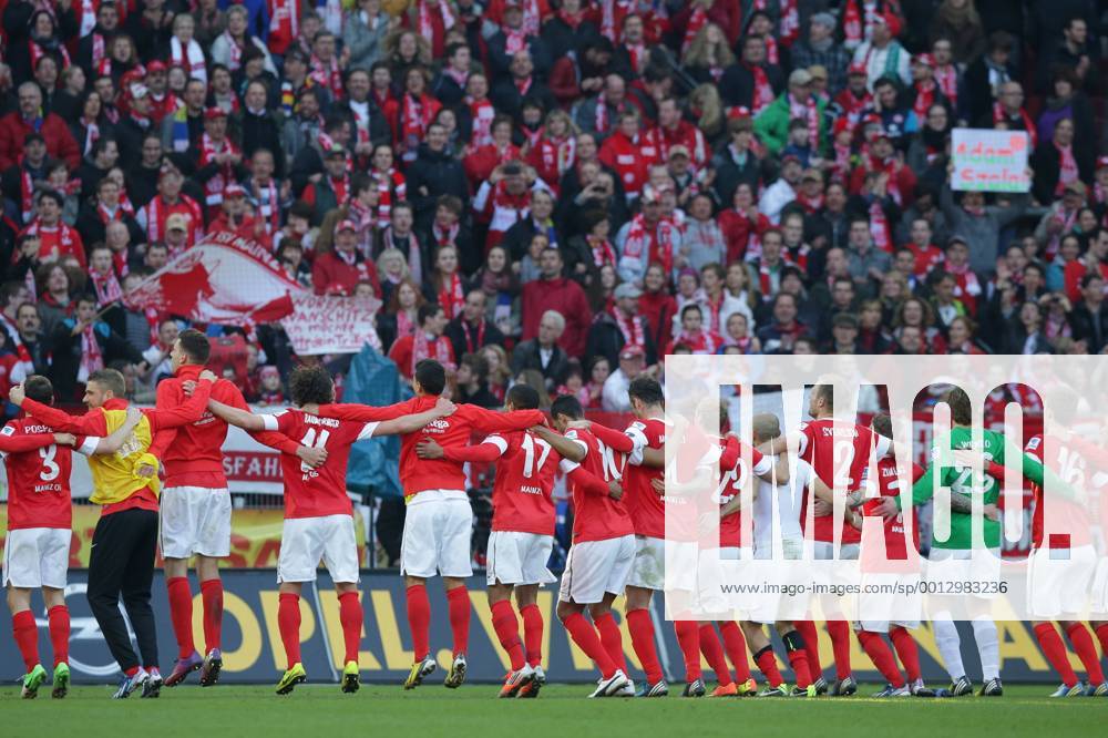 Fussball Bundesliga FSV Mainz 05 - Bayer 04 Leverkusen Spieltag 25 Fussball Maenner Saison 2012 13 FSV Mainz 05 jubelt vor seinen Fans