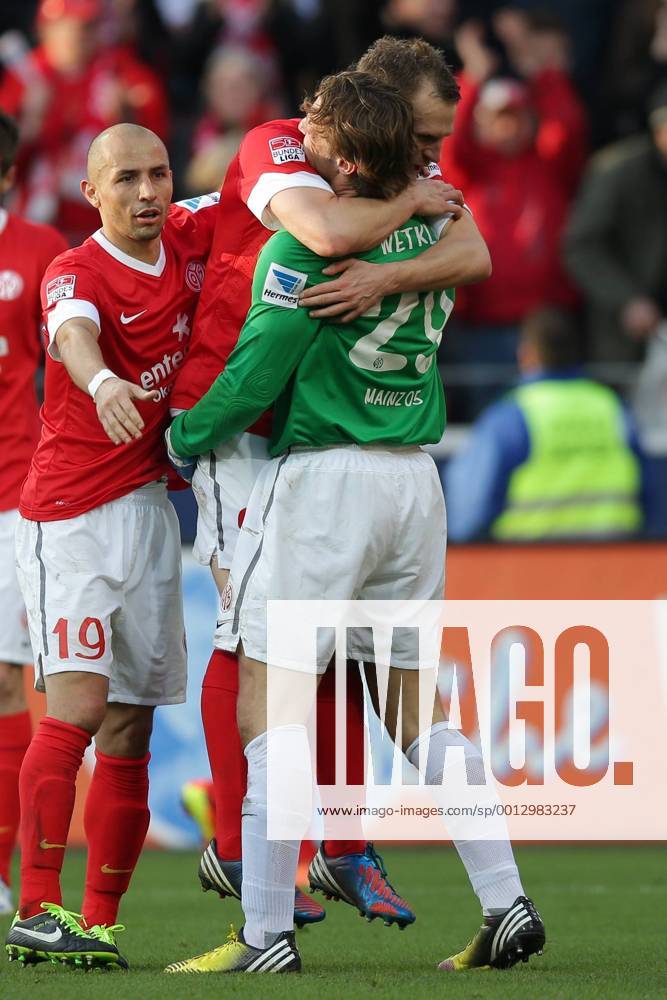 Fussball Bundesliga FSV Mainz 05 - Bayer 04 Leverkusen Spieltag 25 Fussball Maenner Saison 2012 13 Jubel Elkin SOTO (FSV Mainz 05 Kapitaen - 19) - Bo SVENSSON (FSV Mainz 05 - 2) - Christian WETKLO (Torwart, Torhueter FSV Mainz 05 - 29)