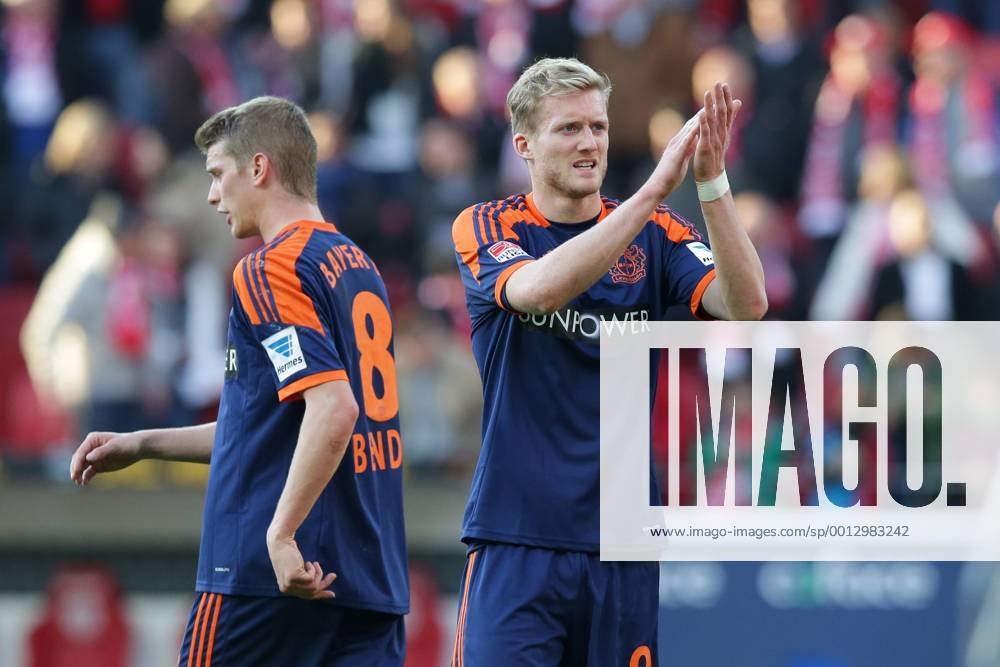 Fussball Bundesliga FSV Mainz 05 - Bayer 04 Leverkusen Spieltag 25 Fussball Maenner Saison 2012 13 Andre SCHUERRLE (Bayer 04 Leverkusen - 9) bedankt sich bei den - applaudiert- Lars BENDER (Bayer 04 Leverkusen - 8)