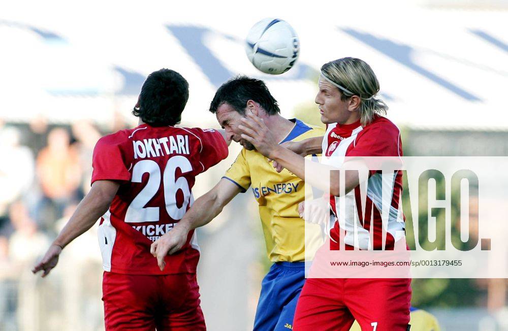 Fussball, 2. Bundesliga, Eintracht Braunschweig - Offenbacher Kickers v.l. Oualid Mokhtari (OFC), Marco Grimm (Braunschweig), Regis Dorn (OFC)