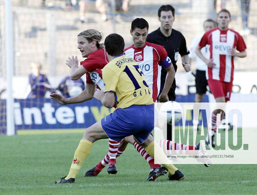 Fussball, 2. Bundesliga, Eintracht Braunschweig - Offenbacher Kickers v.l. Regis Dorn (OFC), Marco Grimm (Braunschweig), Ramazan Yildirim (OFC)