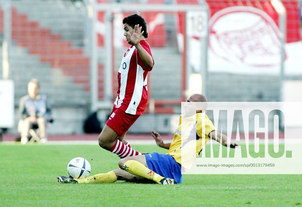 Fussball, 2. Bundesliga, Eintracht Braunschweig - Offenbacher Kickers v.l. Oualid Mokhtari (OFC), Allesandro Caruso (Braunschweig)