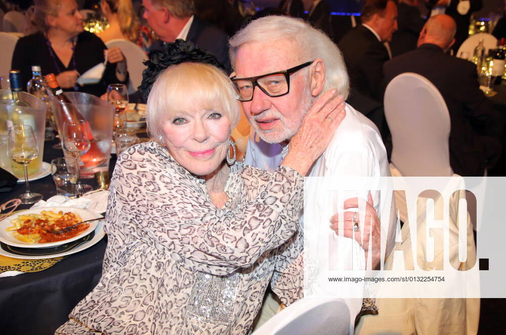 Goldene Sonne 28 08 2021 Actress Elke Sommer husband Wolf Walther at the award ceremony Goldene Sonne 2021 at the Sonnenklar TV Gala in Wunderland Kalkar 28 08 2021