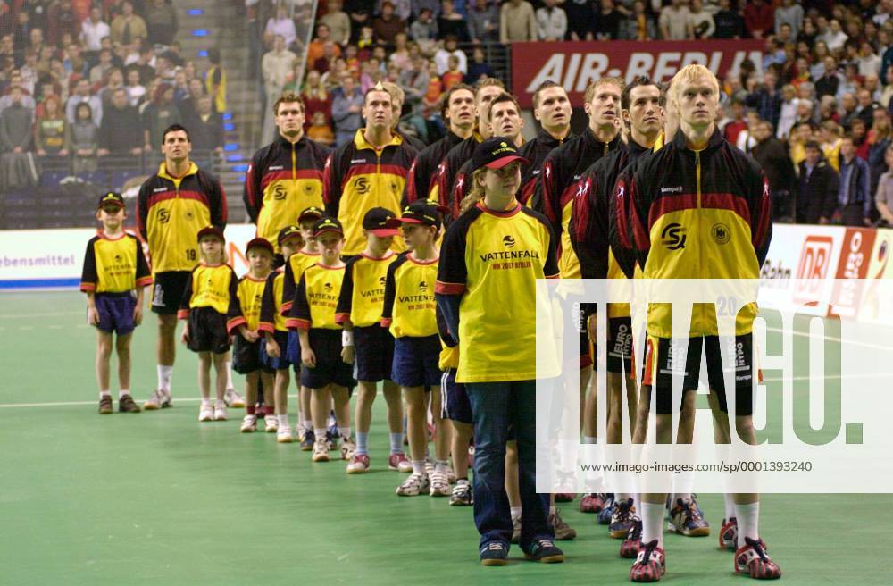 Die Spieler von Deutschland während der Nationalhymne, u.a.v.re. mit: Christian Schöne, Torsten Jansen, Michael Hegemann, Sebastian Preiß und Steffen Weber ... Handball Länderspiel Herren Freundschaftsspiel 2005, Länderspiel, Test, Testspiel, Nationalmannschaft, Nationalteam Totale Berlin