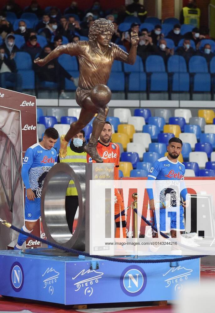 Photo IPP Felice De Martino Napoli 28 11 2021 Calcio Campionato italiano serie A 2021 2022 Napoli Lazio In the photo Lorenzo Insigne as he enters the field looks towards the statue of Diego Armando Maradona Italy Photo Press World Copyright 0