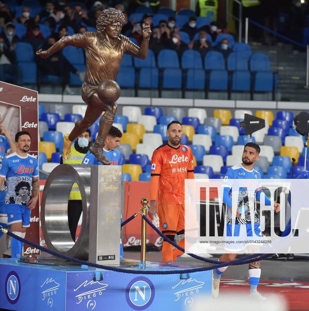Photo IPP Felice De Martino Napoli 28 11 2021 Calcio Campionato italiano serie A 2021 2022 Napoli Lazio In the photo Lorenzo Insigne as he enters the field looks towards the statue of Diego Armando Maradona Italy Photo Press World Copyright 0