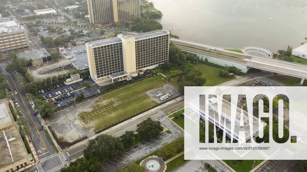 An aerial view of the 1.4 acre Pierce Street, center, with Scientology s Oak Cove religious retreat above, and the former City Hall below. St. Petersburg USA - ZUMA_sci 20191016_mda_s70_100