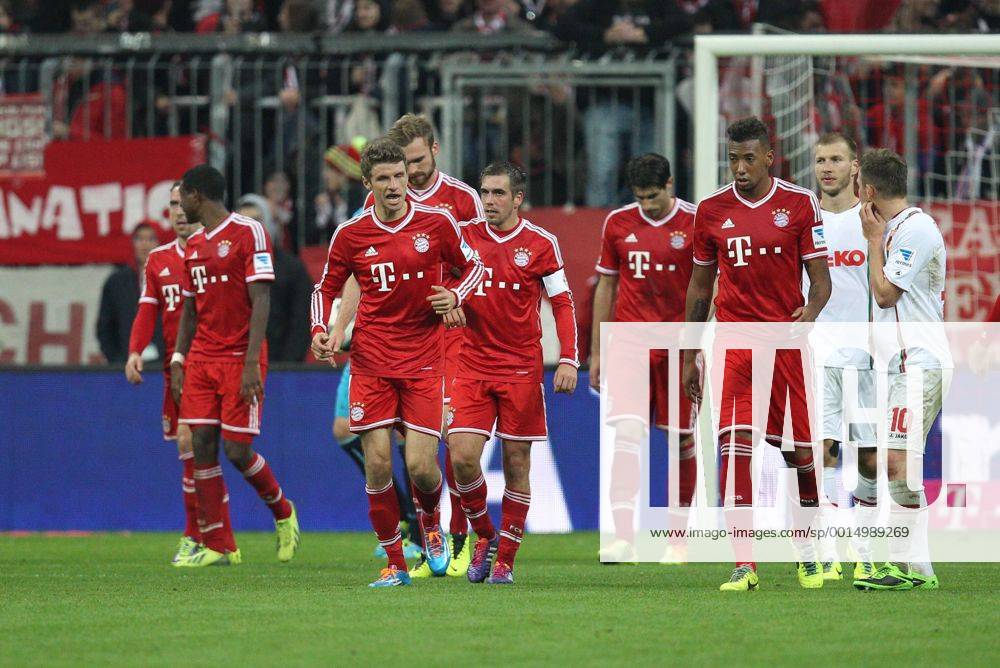Die Mannschaft freut sich über das Tor von Thomas MUELLER 25 (FC Bayern München) FC Bayern München vs. FC Augsburg, Fussball, 1.Bundesliga, 09.11.2013 EP_ckt