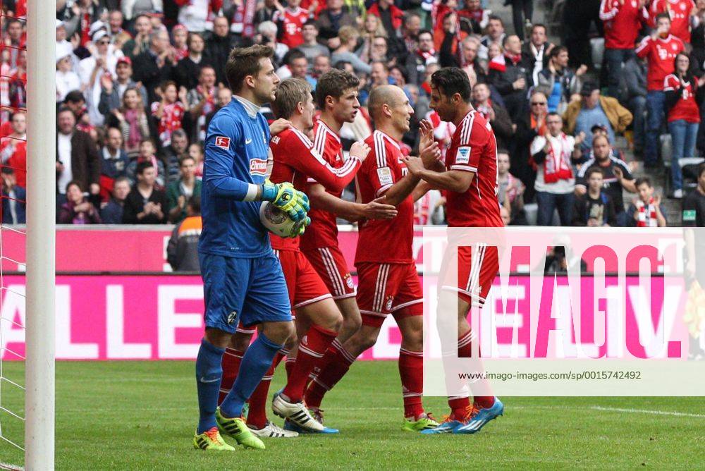 Die Mannschaft freut sich ueber das Tor von Xherdan SHAQIRI 11 (FC Bayern München), Oliver BAUMANN 1 (SC Freiburg) FC Bayern München vs. SC Freiburg, Fussball, 1.Bundesliga, 15.2.2014 EP_ckt