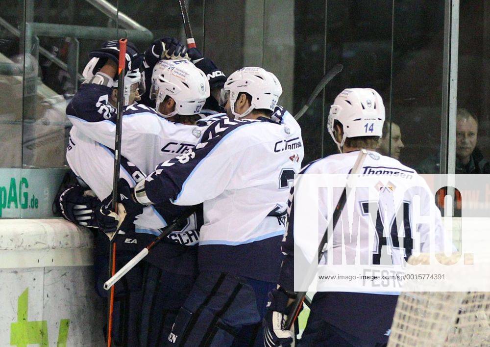 Die Mannschaft freut sich über das Tor von David Wolf 89 (Hamburg Freezers) Augsburger Panther vs. Hamburg Freezers, Eishockey, DEL, 18.02.2014 EP_ckt
